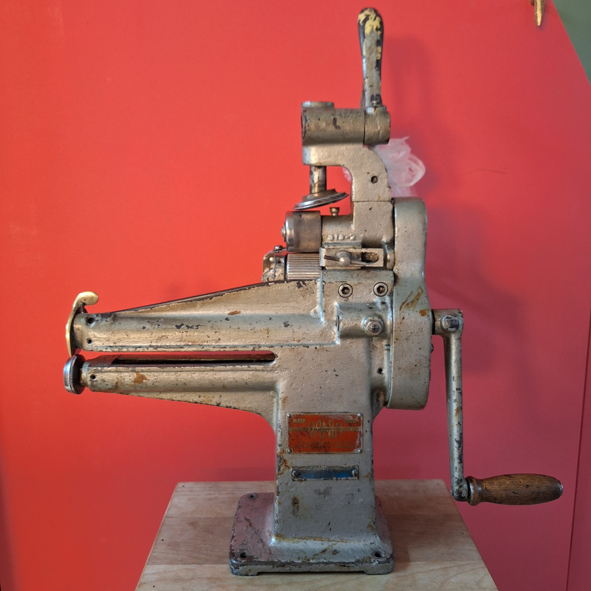 Oude leermachine in het atelier van Morriën