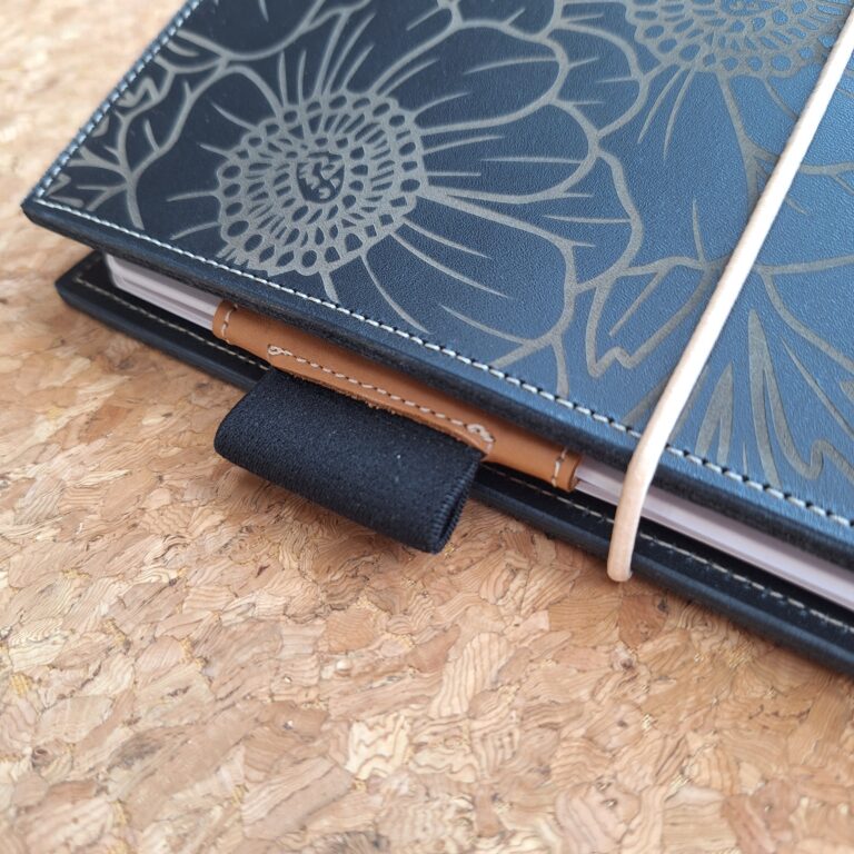 Donkerblauw met bloem motief gegraveerd