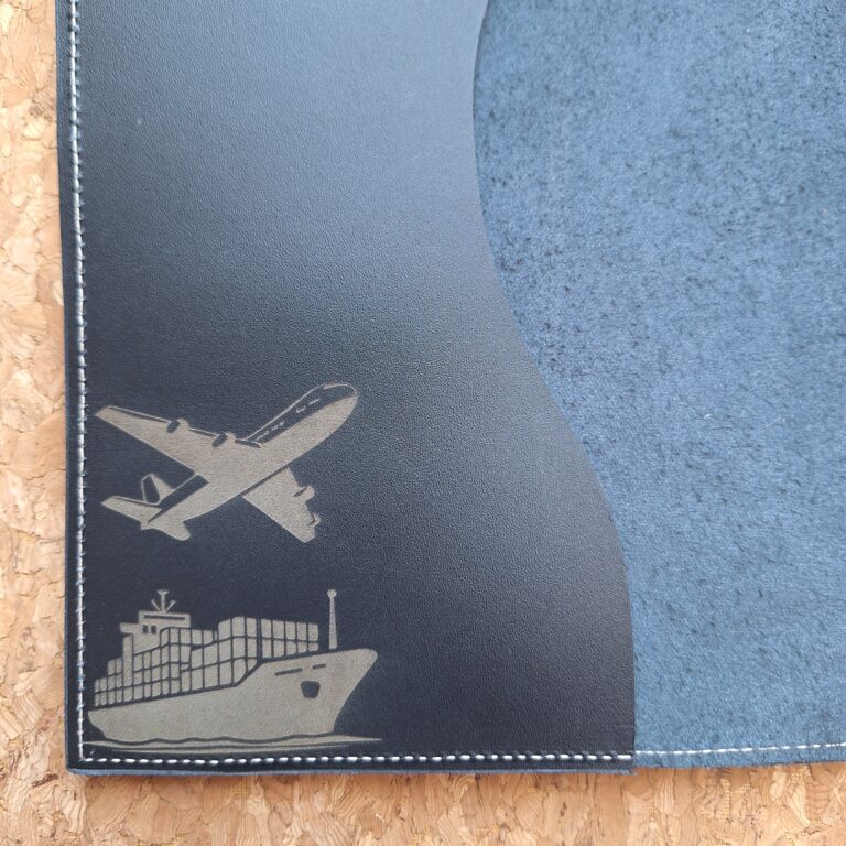 Gravure van schip en vliegtuig